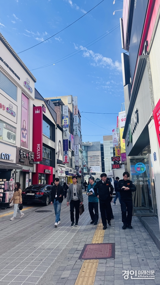 수원시 관계자가 수원역 로데오거리에서 안전점검을 실시하고 있다. <사진=수원시>