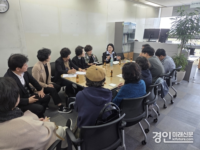 이서영 경기도의원이 지난 24일 성남시청에서 열린 ‘삼평동 이황초 부지 활용방안 제5차 정담회’에 참석하고 있다. <사진=경기도의회>