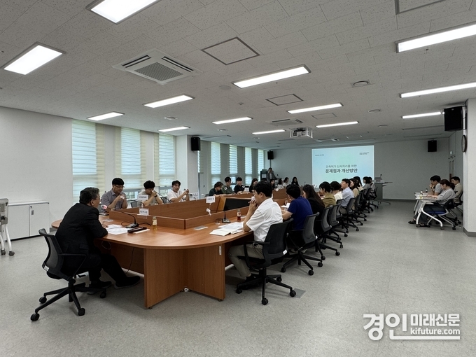 용인시가 건축허가 신속처리 개선방안 마련 회의를 진행하고 있다. <사진=용인시>
