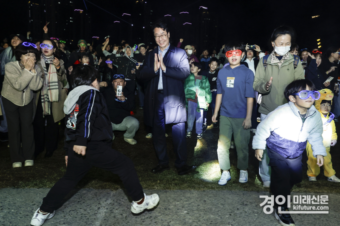 정명근 화성특례시장(가운데)이 관람객과 함께 호흡하고 있다. <사진=화성시>