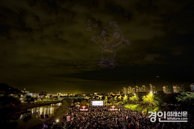 오산시가 제37회 시민의 날에서 ‘드론라이트 쇼’르 공연하고 있다. <사진=오산시>