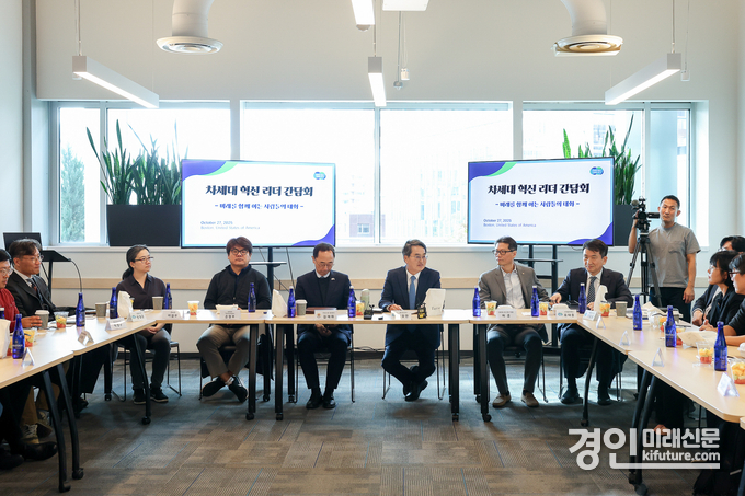 김동연 경기지사가 미국에서 첨단 산업 분야 차세대 리더들과 소통의 시간을 갖고 있다. <사진=경기도>
