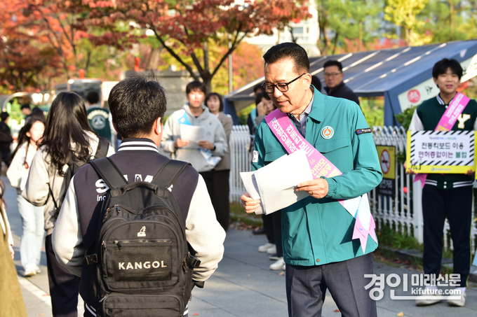 이재호 인천 연수구청장(오른쪽)이 등교하는 학생들을 대상으로  ‘전동 킥보드 안전수칙 캠페인'을 펼치고 있다. <사진=연수구>