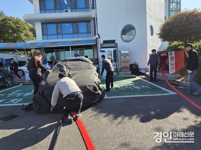 안성시가 전기차 화재진압 소방합동 훈련을 실시하고 있다. <사진=안성시>