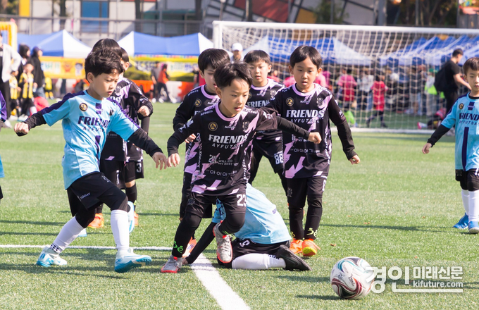제11회 안양시의회 의장배 유소년 풋살대회에 참가한 선수들이 자웅을 겨루고 있다. <사진=안양시의회>