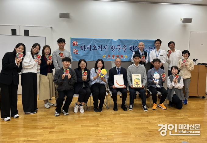 지난 28일 시흥시 대표단이 다카오599뮤지엄에 방문해 정책교류세미나에 참석한 가운데 관계자들과 기념촬영을 하고 있다. <사진=시흥시>