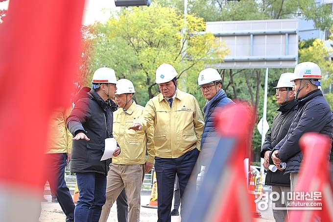 최대호 안양시장(오른쪽 4번째)이 범계역 인근 지역난방 열수송관 파열사고 현장을 둘러보고 있다. <사진=안양시>