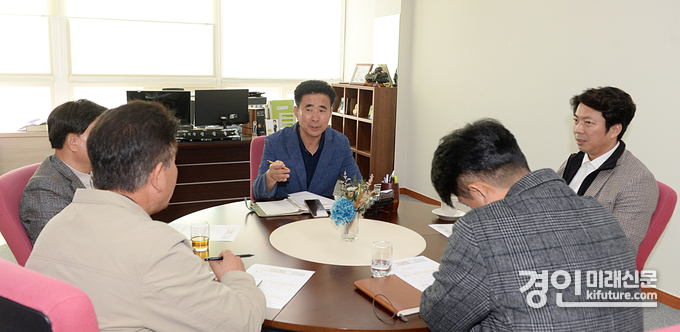 성길용 오산시의회 부의장(가운데)이 마을버스 운수업체 대표들과 간담회를 갖고 있다. <사진=오산시의회>
