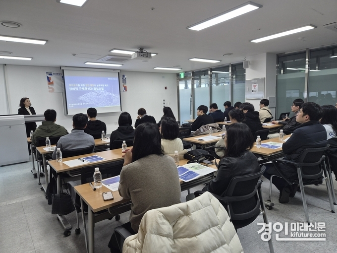 화성시가 지난 29일 공직자를 대상으로 투자유치 업무 역량 강화 교육을 실시하고 있다. <사진=화성시>