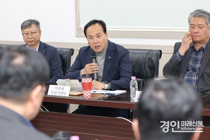 이권재 오산시장(가운데)이 가장산단 기업인과 간담회 열고 있다. <사진=오산시>