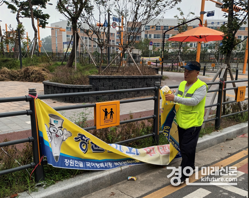 용인시 관계자가 불법현수막을 수거하고 있다. <사진=용인시>