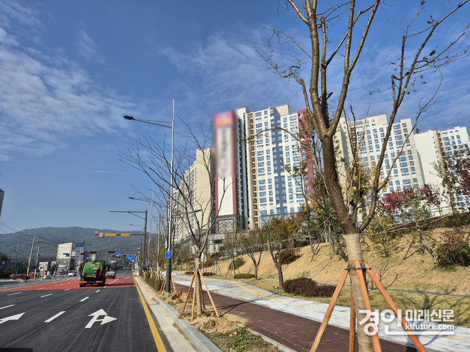 이천시 중리택지개발지구 아파트 건설 현장 외벽에 걸려있는 불법 현수막 모습. <사진= 민경호 기자>