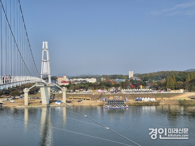 여주시가 신륵사 일원에서 '2025 여주오곡나루축제'를 개최하고 있다. <사진=민경호 기자>
