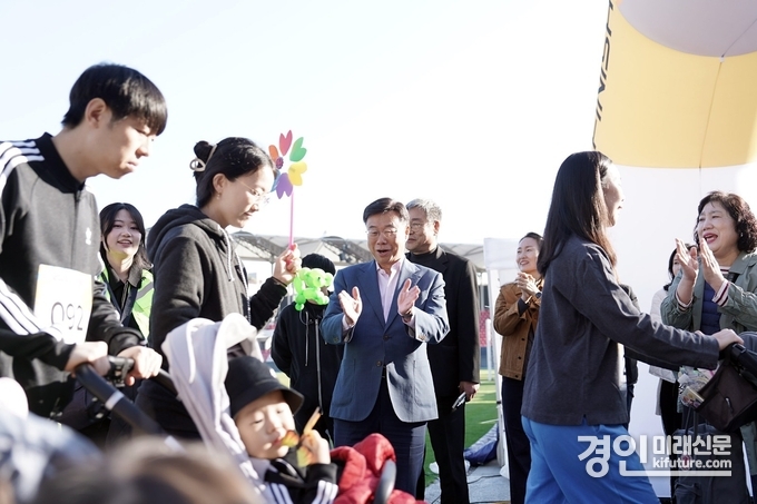 신상진 성남시장(가운데)이 ‘우리가족 꼬마영웅 유아차 올림픽’ 현장 찾아 참여 가정을 응원하고 있다. <사진=성남시>