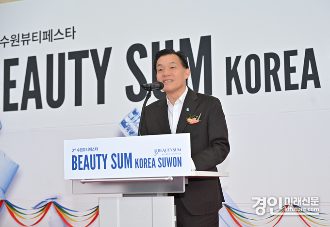 이재준 시장이 개막식에서 인사말을 하고 있다. <사진=수원시>