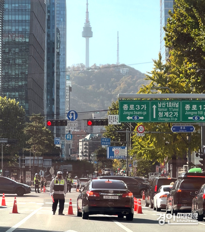 휴일 오전 마라톤 대회 인해 서울 도심에 교통통제를 실시하면서 차량 정체가 발생하고 있다. <사진=김진희 기자>