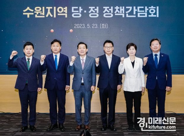 김승원 의원(오른쪽부터), 백혜련 의원, 박광온 의원, 이재준 수원시장, 김영진 의원, 이병진 민주당 수원시무 지역위원장 직무대행이 함께하고 있다. <사진=수원시>