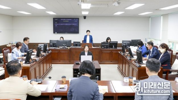 안산시의회가 25일 제282회 임시회 폐회 중 의회운영위원회를 열고 제1차 정례회 의사일정을 의결하고 있다. <사진=안산시의회>