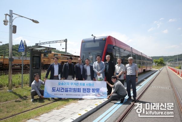 화성시의회 도시건설위원회 소속 의원들과 철도기술연구원 직원들이 기념촬영을 하고 있다. <사진=화성시의회>