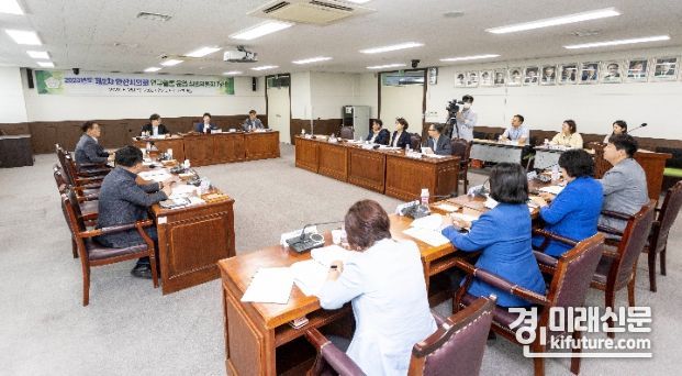 안산시의회가 25일 의회 대회의실에서 ‘2023년도 제2차 연구활동 운영 심의위원회’를 개최하고 있다. <사진=안산시의회>