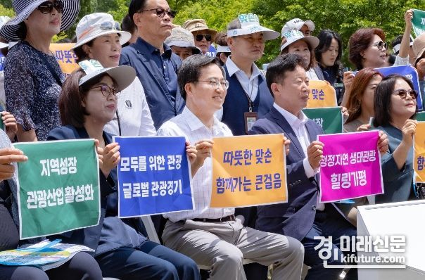 26일 오전 가평 자라섬에서 김동연 경기도지사, 서태원 가평군수, 가평군민들이 맞손토크 기념촬영을 하고 있다. <사진=경기도>