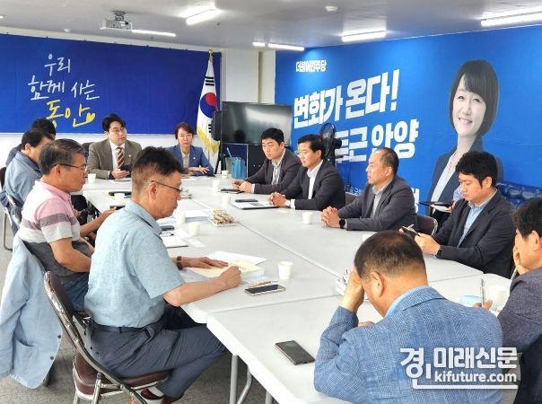호계효성아파트 비상대책위원회가 간담회를 진행하고 있다. <사진=안양시의회>