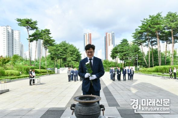 김병수 김포시장이 마산동 현충탑을 찾아 헌화하고 있다. <사진=김포시>
