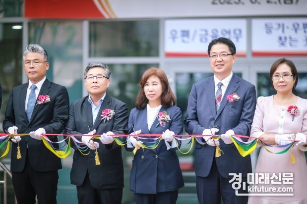 김경희 화성시의회 의장(가운데)이 우체국 관게자들과 화성우체국 신청사 개국 테이프 커팅식을 진행하고 있다. <사진=화성시의회>