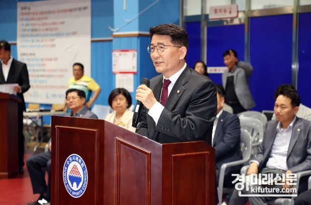 김기정 수원특시의회 의장이 제1회 수원특례시의회 의장배 장애인 탁구대회 개회사를 하고 있다. <사진=수원시의회>
