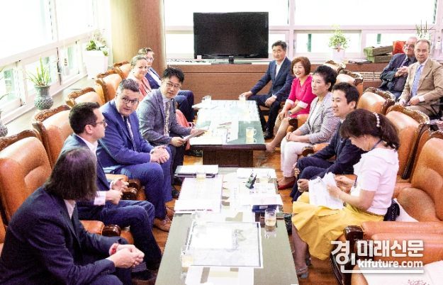 안산시의회 의장단이 5일 시의회를 방문한 독일 아헨 특구시 경제사절단을 접견하고 있다. <사진=안산시의회>