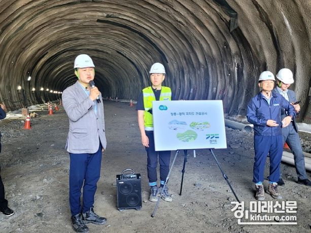 이영주 경기도의원이 장흥~광적 국지도 건설공사 현장을 둘러보고 있다. <사진=경기도의회>