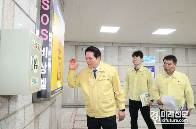 최대호 안양시장을 비롯한 관계 공무원들은 지난 5일 관양동 우편집중국 앞 대피시설을 방문해 점검하고 있다. <사진=안양시>
