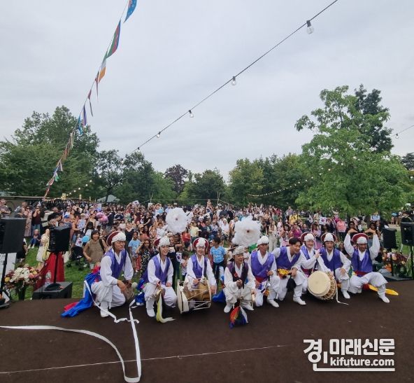 안성 남사당 풍물단이 프랑스 한가위 축제에서 파리 시민들과 함께하고 있다. <사진=안성시>