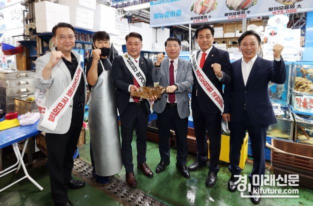 경기도의회 국민의힘 대표단이 구리시농수산물도매시장을 방문한 가운데 기념촬영을 하고 있다 .<사진=경기도의회>