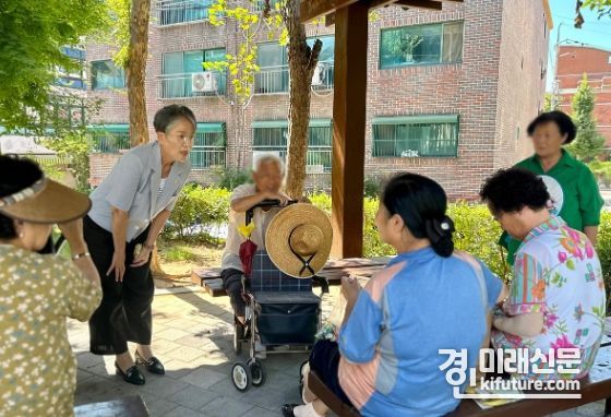송미희 시흥시의회 의장이 관내 시립경로당 어르신들과 소통을 하고 있다. <사진=시흥시의회>