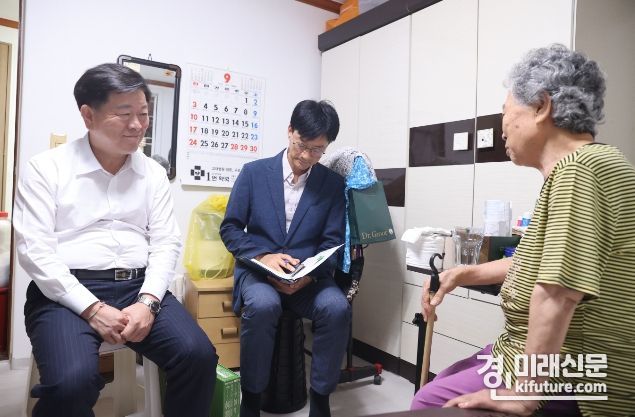 박승원 광명시장이 20일 독거 어르신 가정을 방문해 안부를 묻고 따뜻한 명절을 보내도록 위로하고 있다. <사진=광명시>
