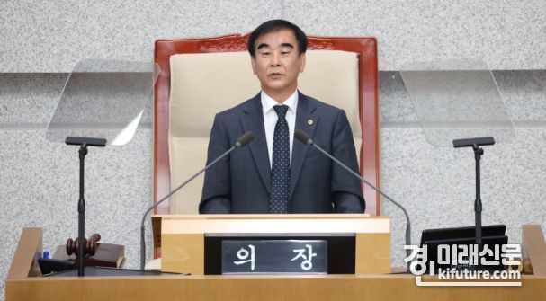 염종현 경기도의회 의장이 제371회 임시회 산회 선언을 하고 있다. <사진=경기도의회>
