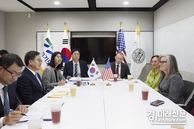 경기도 김동연 지사와 미국 애리조나 주지사가 면담을 하고 있다. <사진=경기도>
