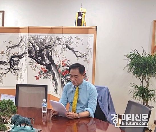정장선 평택시장이 ‘청렴도서와 함께하는 청렴방송’에 참여하고 있다. <사진=평택시>