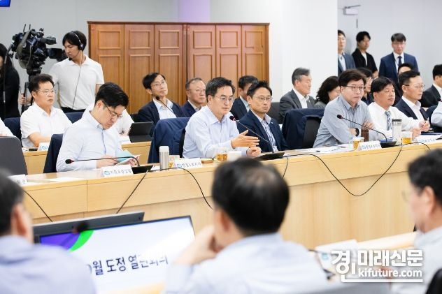 27일 오전 경기도청 다목적회의실에서 9월 도정 열린회의에서 김동연 경기도지사가 인사말을 하고 있다. <사진=경기도>