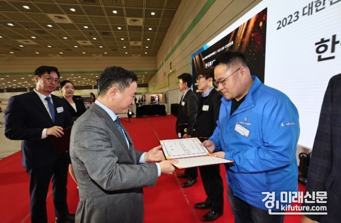 군포산업진흥원이 훌템발명특허대전에서 한국특허정보원상을 수상하고 있다. <사진=군포시>