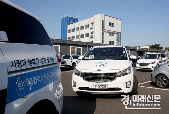 수원도시공사가 운영하는 교통약자지원차량 운행 모습. <사진=수원도시공사>