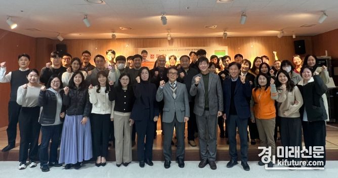 시흥도시공사가 CEO와 함께하는 저자 초청 강연을 개최하고 기념촬영을 하고 있다. <사진=시흥도시공사>