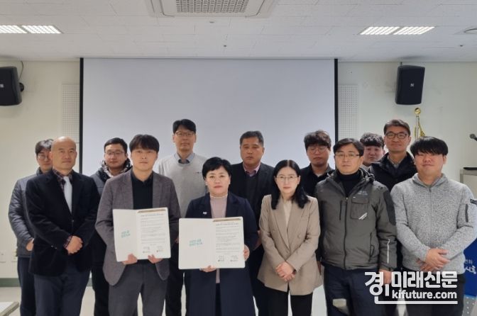 시흥도시공사가 상생안전기술원과 안전사고 예방 업무협약(MOU)을 체결하고 관계자들이 기념촬영을 하고 있다. <사진=시흥도시공사>
