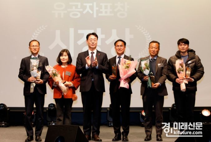 정명근 화성시장(왼쪽 3번째)이 2023화성시 파트너스 어워즈 수상자들과 기념촬영을 하고 있다. <사진=화성시>