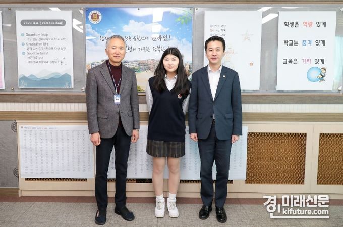 안산시의회 송바우나 의장(오른쪽)이 7일 원곡고등학교를 방문해 최근 이중언어말하기대회에서 교육부장관상을 수상한 천미래 학생, 우찬인 교장(왼쪽)과 기념촬영을 하고 있다. <사진=안산시의회>