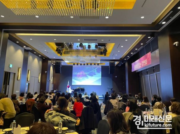 인천시교육청이 지난 7일 교육공동체 회복프로그램 '음악이 있는 강연회'를 개최하고 있다. <사진=인천시교육청>