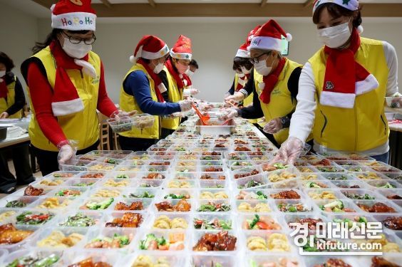 수원도시공사가 14일 소외계층 위한 '사랑가득 도시락' 봉사활동을 하고 있다. <사진=수원도시공사>
