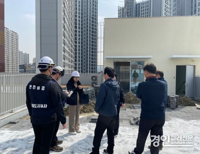 시흥도시공사가 ‘은계어울림센터-2’ 특별 안전점검을 실시하고 있다. <사진=시흥도시공사>