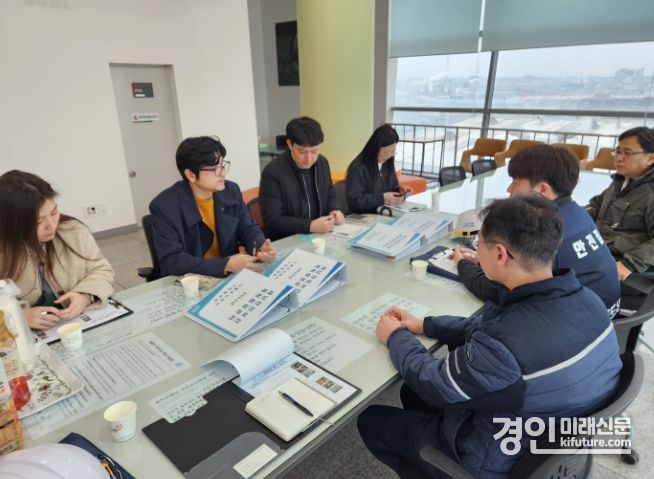 시흥도시공사가 市 관계부서와 합동 안전보건관리 가이드라인 이행 실태를 점검하고 있다. <사진=시흥도시공사>